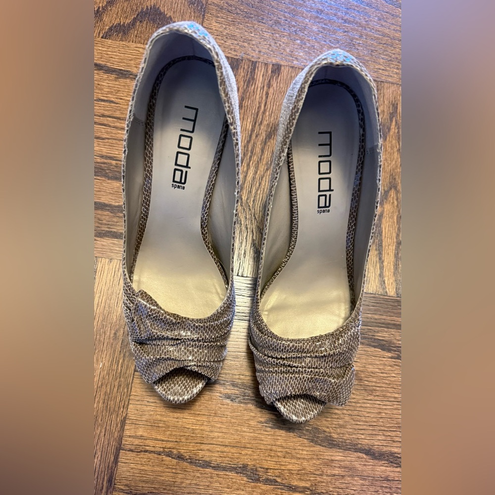 Moda Women's Textured Peep Toe Heels - Tan